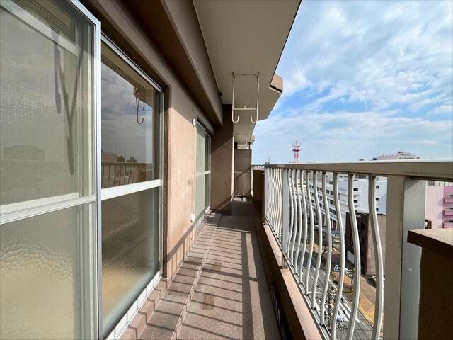 6帖洋室とリビングから出入りできるバルコニー。日差しが良く届き洗濯物が乾きやすそうですね。また最上階で景色も◎
(2026年2月12日 撮影)