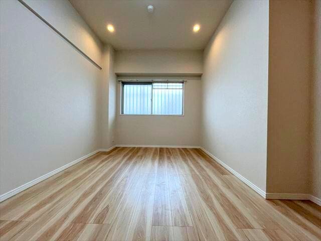 玄関からすぐの7帖洋室。3部屋の中で一番広いお部屋になります。
(2026年2月12日 撮影)