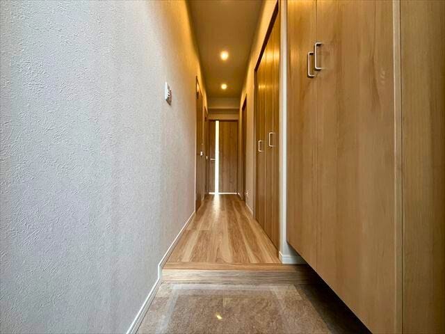 玄関右側にはシューズボックスに続いて可動式の棚のある収納スペースと収納力◎
(2026年2月12日 撮影)