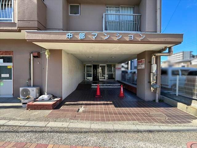 エントランスは西側と東側の2カ所にあります。どちらにもエレベータがあり9階はどちらのエレベータも利用可能です
(2026年2月3日 撮影)