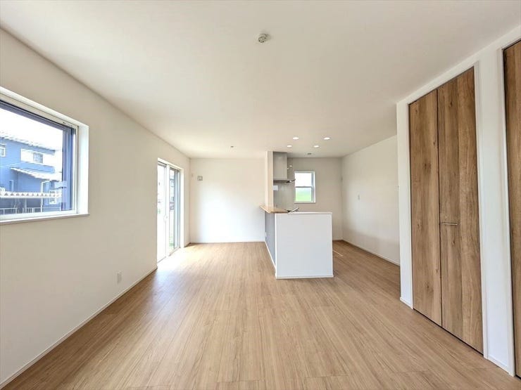 【同社施工例】日当たりのよい温かい雰囲気の広々LDKスペースです♪
ご家族との団欒をこちらでゆったりとお過ごしください♪