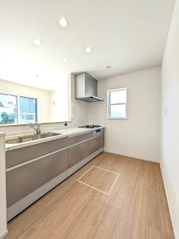 【同社施工例】作業スペースにゆとりがあるキッチン。対面式ですので、リビングで遊ぶお子様の様子も見えるので安心です♪