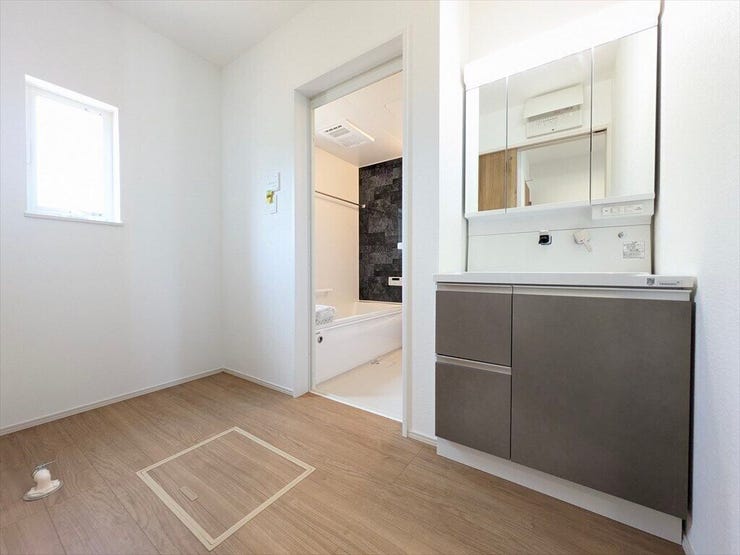 【同社施工例】窓付きの明るい洗面所。洗面台は、人気の3面鏡を採用しました。
ミラー裏が収納になっているので、生活感を出さずに収納することが出来ます。