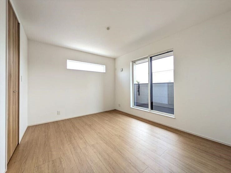 【同社施工例】バルコニーに繋がる大きな窓があり、とても明るいお部屋です