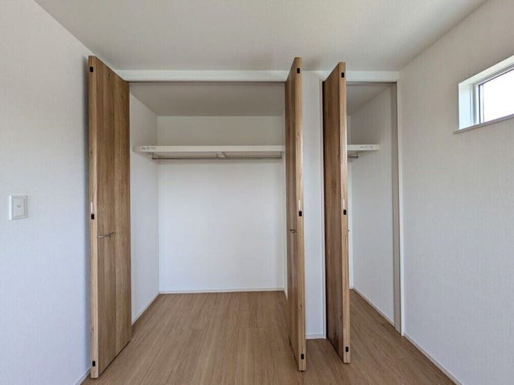 【同社施工例】壁一面のクローゼット!
共用スペース収納もあり、すっきり片付けて広く使えます。