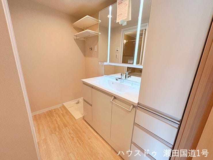 広々とした洗面台は収納も多くスッキリした空間を保てます。