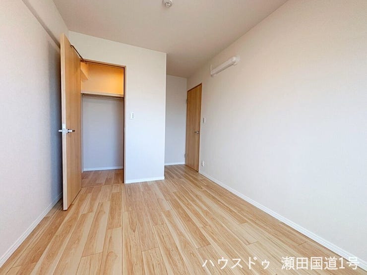 6.3帖洋室にはWICもあり、衣類などスッキリ収納できます。