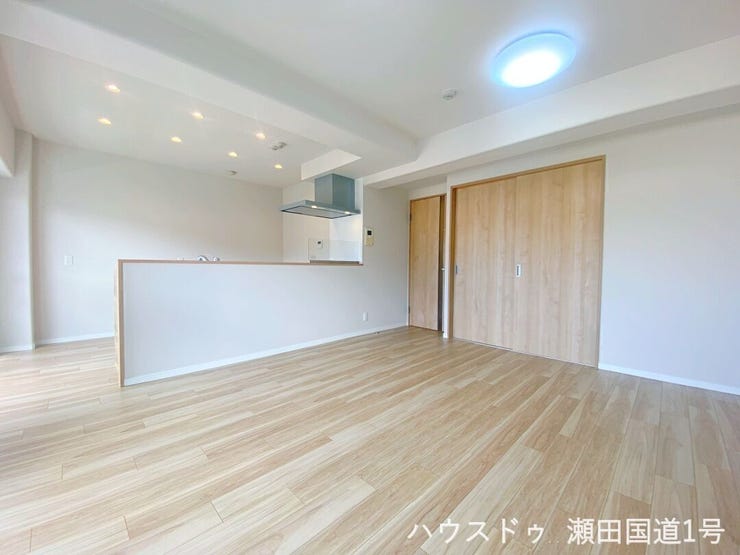 木目調×ホワイトの明るく温かみのある内装が、居心地の良い空間を演出します。