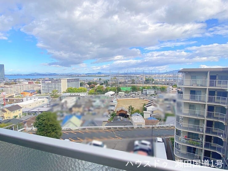 玄関側からの眺望は、視界が大きく開け、琵琶湖や街並みまで見渡せる爽快な眺望です。