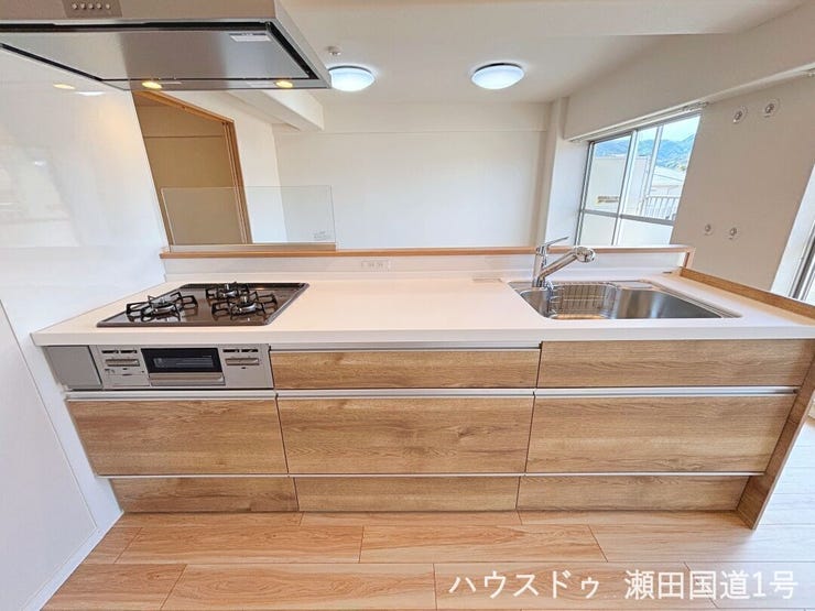 木目調×ホワイトのナチュラルデザインのキッチンです。