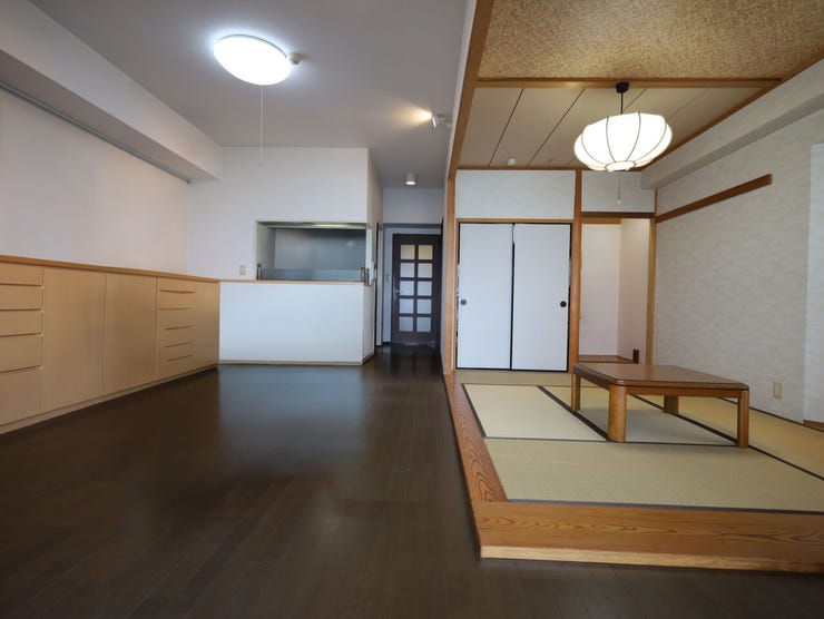 暮らしの中心となるリビング。明るく開放的なくつろぎを叶えます。※現況の物件写真に、引渡し時のイメージとして CG による画像処理がされています。