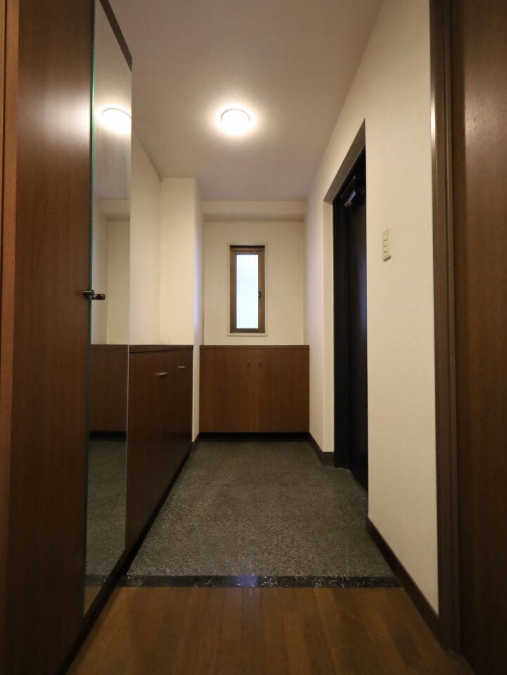 散らかりがちな玄関もすっきりの玄関収納付き。※現況の物件写真に、引渡し時のイメージとして CG による画像処理がされています。