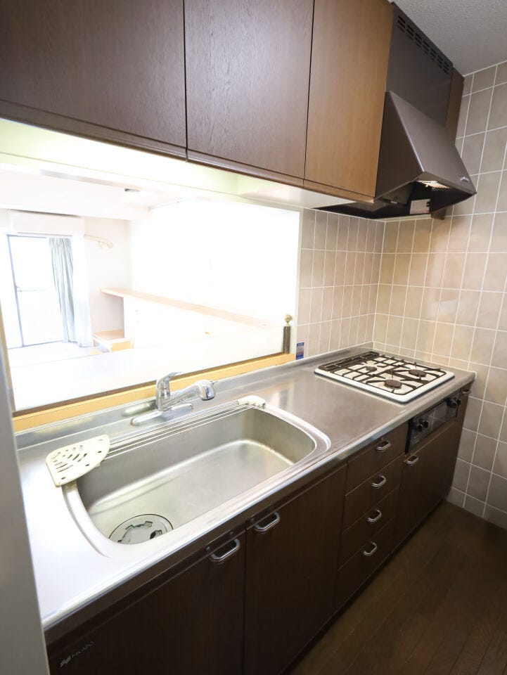 会話が弾む対面キッチン。リビングのお子様の様子も見えて安心です♪※現況の物件写真に、引渡し時のイメージとして CG による画像処理がされています。