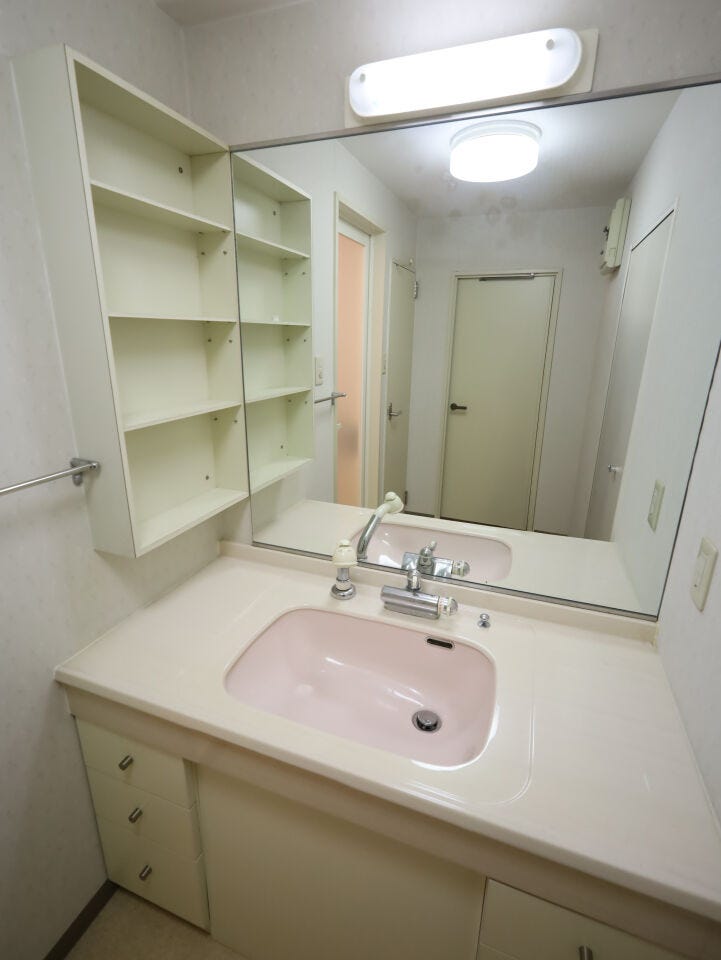 玄関からまっすぐに洗面所まで行けるので、お子さまが帰ってからすぐに手洗い可能です!※現況の物件写真に、引渡し時のイメージとして CG による画像処理がされています。