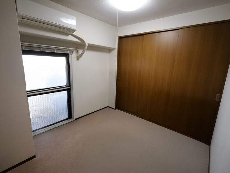 心地よい日差しが差し込む明るい洋室です。※現況の物件写真に、引渡し時のイメージとして CG による画像処理がされています。