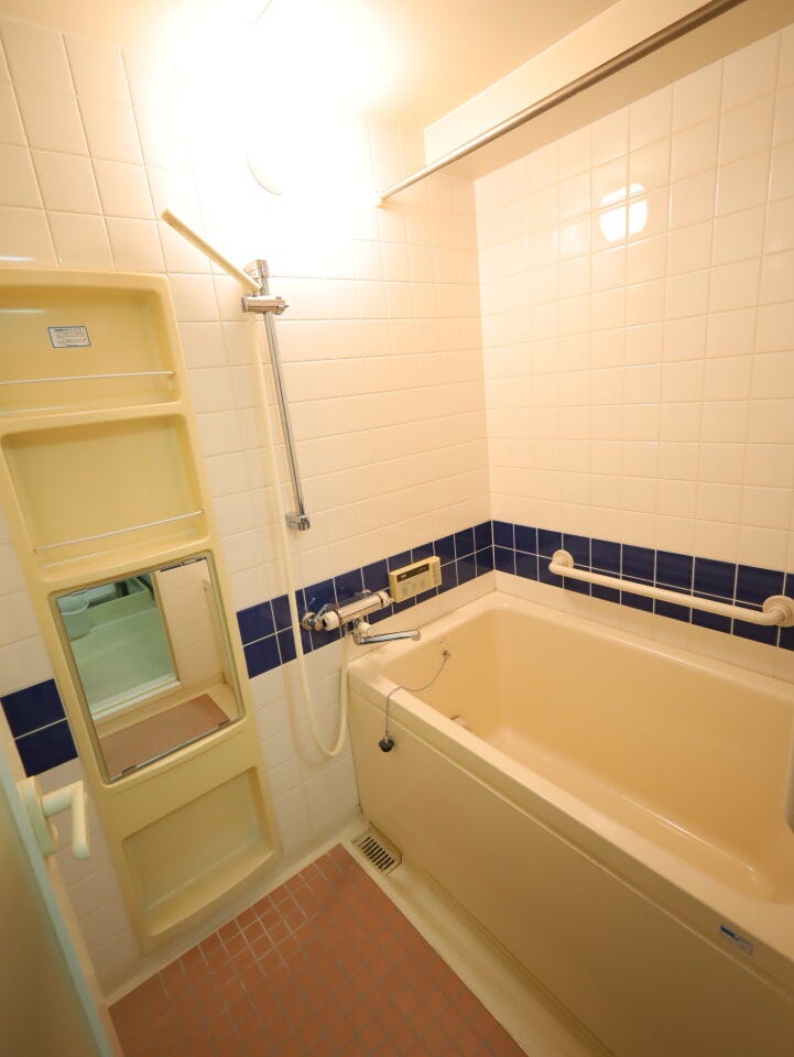 心と身体にやすらぎを与えてくれるバスルーム。手すり付きで安心です♪