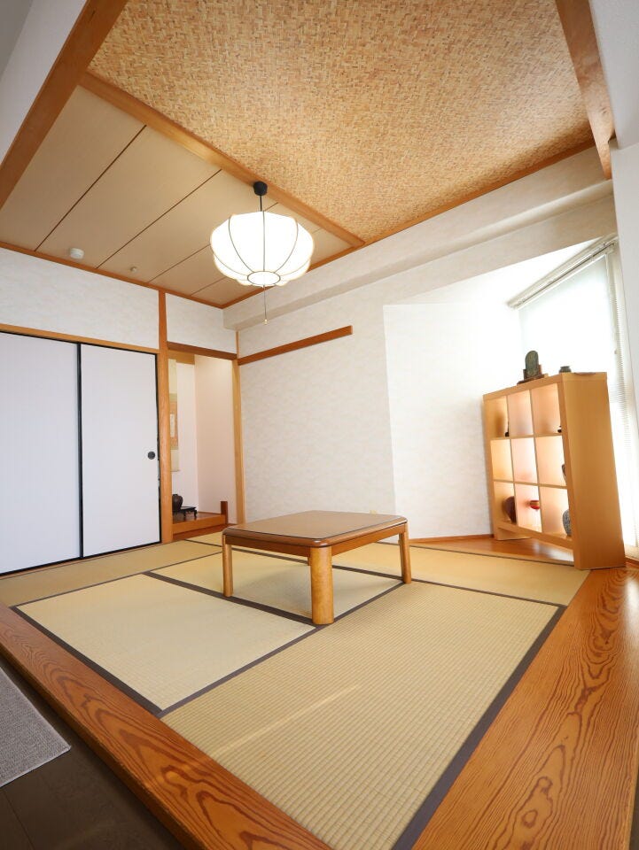 LDK横の和室スペース。小さなお子様のお昼寝場所や洗濯物を畳むなど、ちょっとした家事を行う場所として使い方いろいろです!