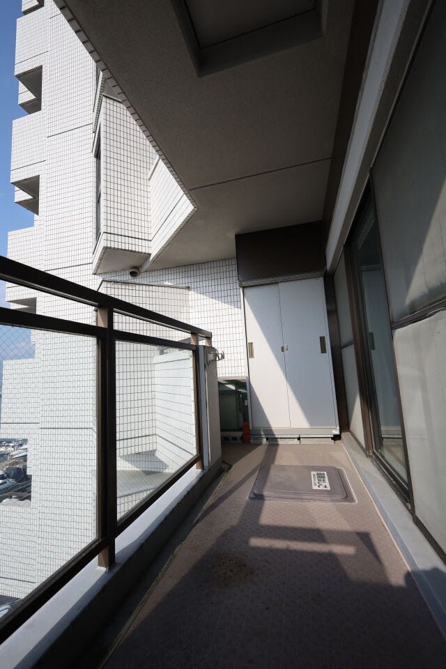 気持ちのいい空が見渡せる広いバルコニー。通風・採光にも優れ、心地よい光と風があふれています♪