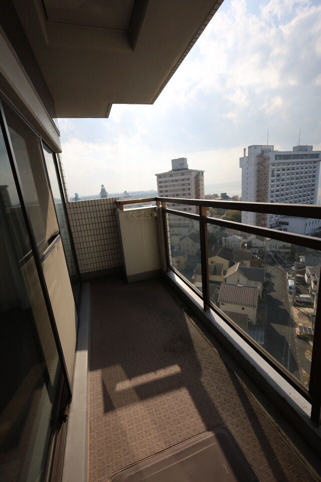 陽の光に照らされるバルコニーを、爽やかな涼風が吹き抜けていきます