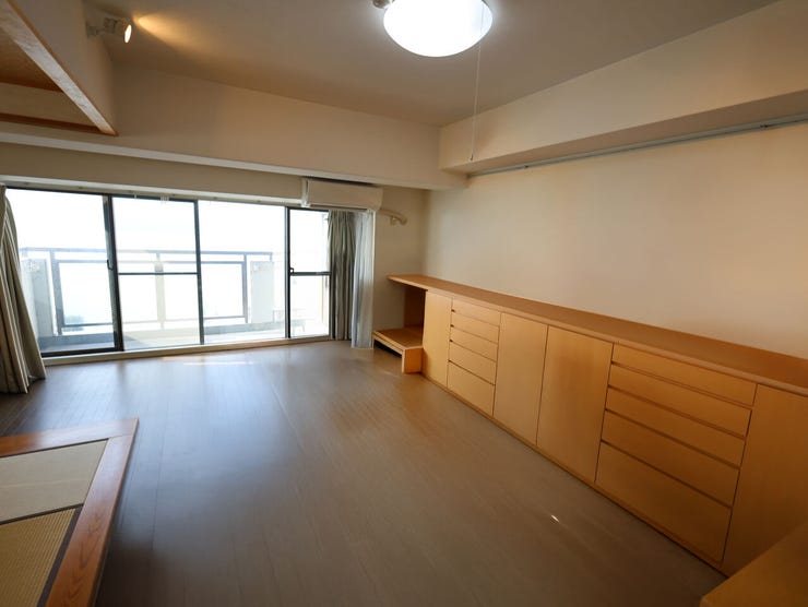 大きな窓から陽差しが降り注ぐLDK!ゆとりあふれる室内空間が心地よい暮らしを実現。※現況の物件写真に、引渡し時のイメージとして CG による画像処理がされています。