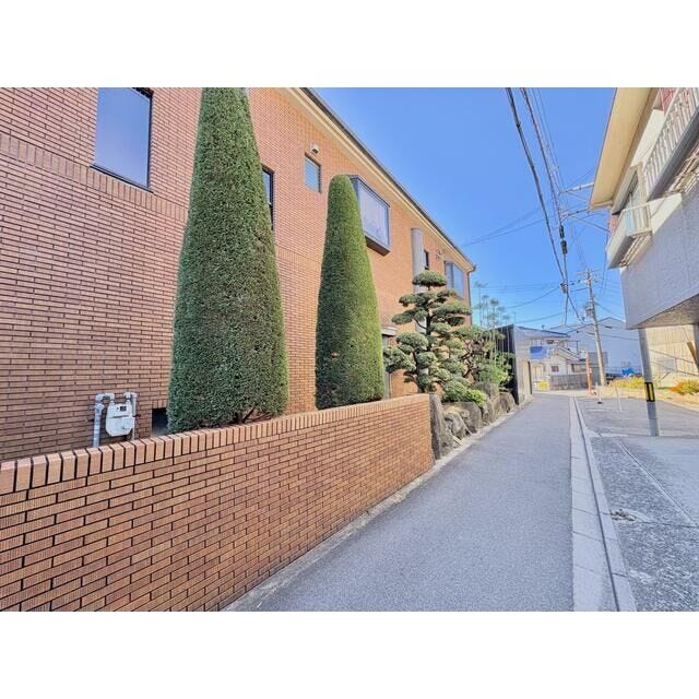 お庭・植栽
外壁のタイルと美しく調和する和風モダンな植栽スペース。邸宅としての佇まいをより一層豊かに引き立てています。