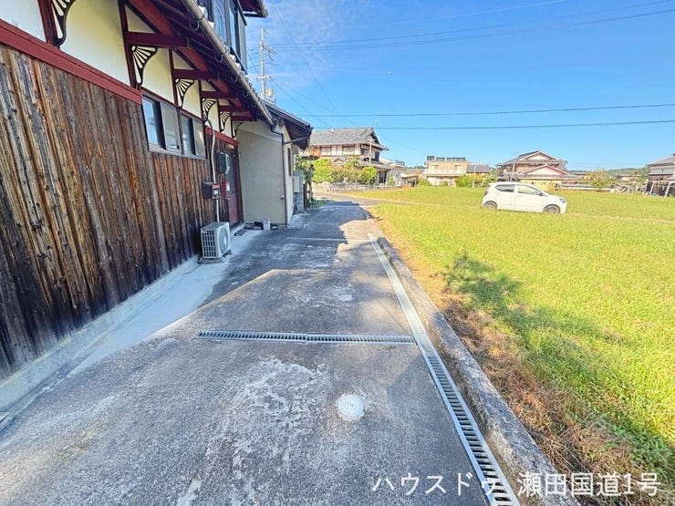 周辺には畑や草地が広がり、車通りも少なく静かな環境です。都会の喧騒から離れて穏やかな暮らしをしたい方や、田舎暮らしに憧れる方に最適です。