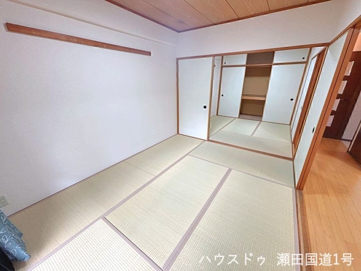 落ち着いた雰囲気の和室は、客間としてはもちろん、小さなお子様の遊び場、家事スペース、または寝室など、様々な用途に柔軟に対応できます。