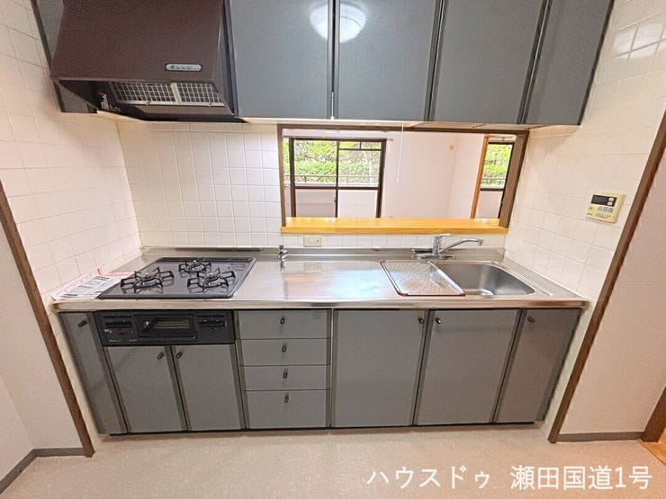 上下のキャビネットや引き出しにより、鍋や食器、調味料などをたっぷりと収納できます。