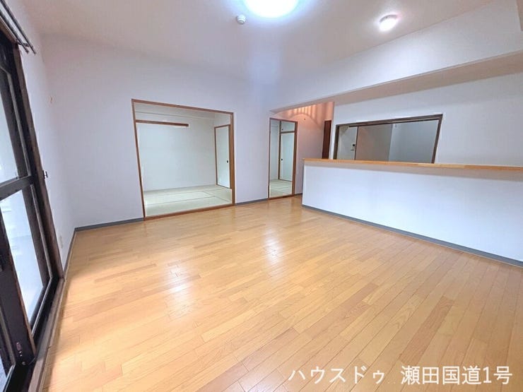 和室とリビングを仕切る襖を開け放つことで、LDKと和室を一体の広々とした空間として使用でき、開放感が生まれます。