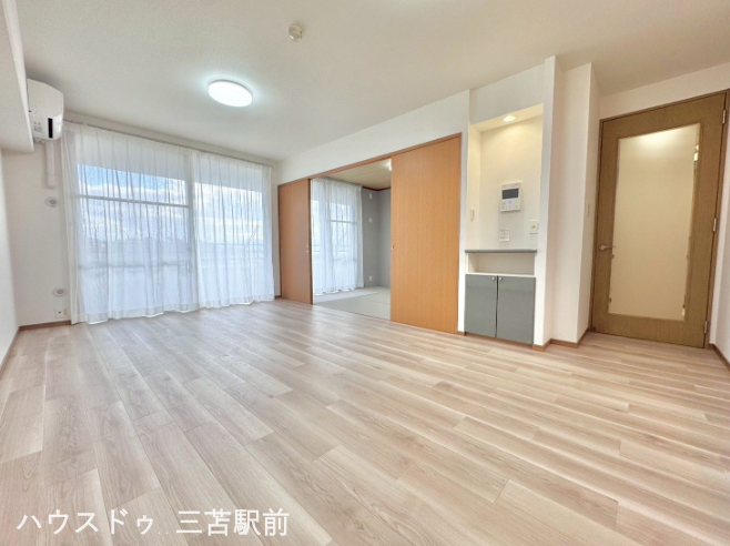 《リビング》
15.7帖のLDK。隣接する和室を繋げるとより開放的な空間に!