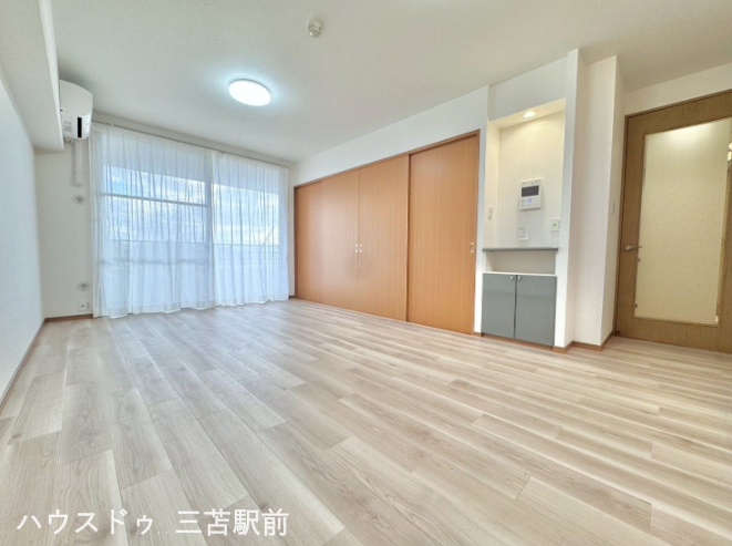 《LDK》
南東向きで陽当たり良好☆電話台がついており携帯やタブレットの充電スポットとしても活用できます♪