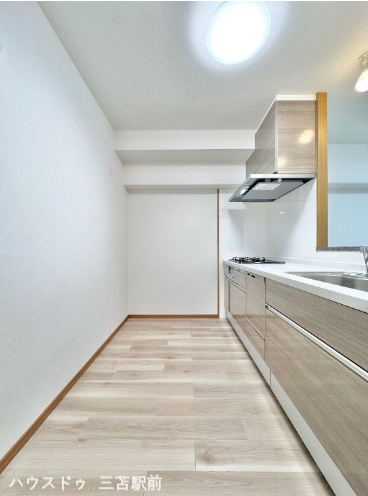 《キッチン》
食洗機付きのカウンターキッチン☆リビングの様子をうかがいながら料理をすることができます!