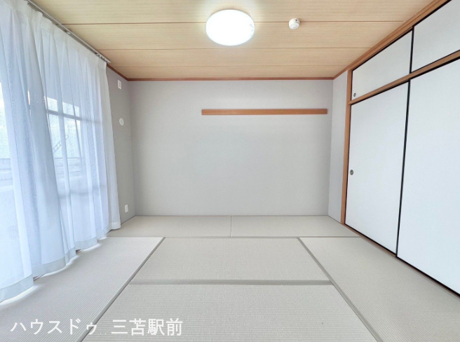 《和室》
6帖の和室空間。南東向きバルコニーへアクセスでき陽当たり良好です。