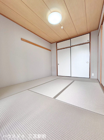 《和室》
リビングと繋げて活用ができ、セカンドリビング・客間としてや、小さなお子様の遊ぶスペースとしてもオススメです♪