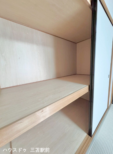 《押入》
奥行きのある2段の押入は寝具等のかさばるものも収納できます!
