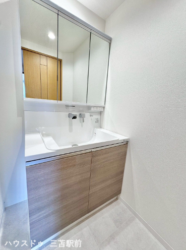 《洗面台》
使いやすい三面鏡タイプ。スクエア型の広めのボウルで洗顔や手洗いもしやすいです!