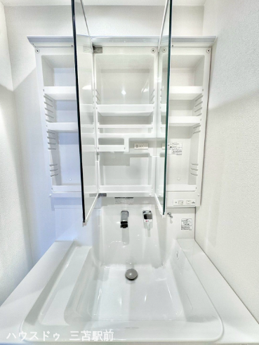 《洗面台》
ミラーの裏は化粧品などの小さな小物も収納できます!