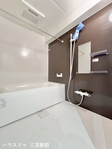 《浴室》
ミラー・シェルフ付きの浴室。シャワーホルダーはご家族の高さに合わせて調整が出来便利です♪