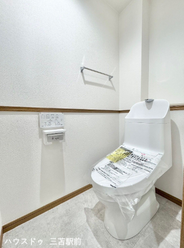 《トイレ》
温水洗浄機能付きトイレを新設。