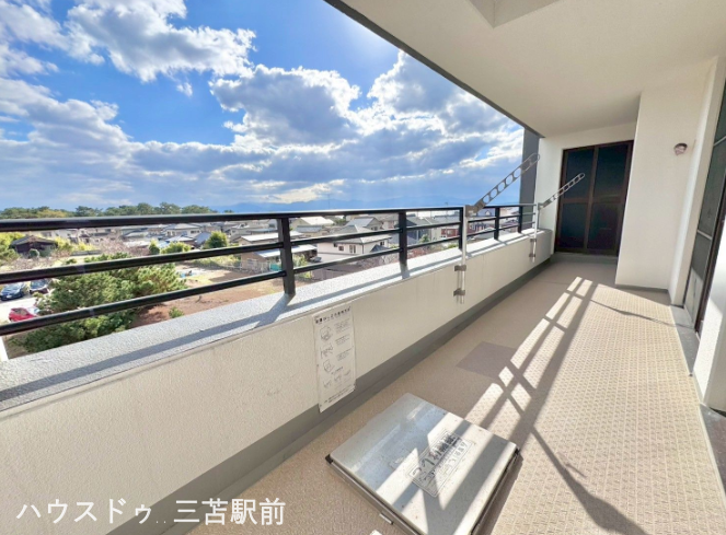 【バルコニー】
《バルコニー》
南東側バルコニーで陽当たり眺望良好☆物干し金物付きでお洗濯物もしっかり乾きます!