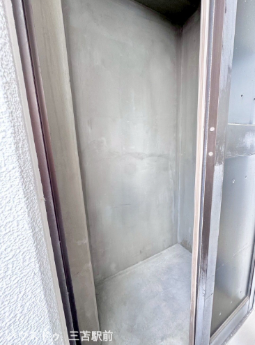 《トランクルーム》
アウトドア用品など室内で保管しずらいものを収納できるトランクルーム。バルコニー横についています!