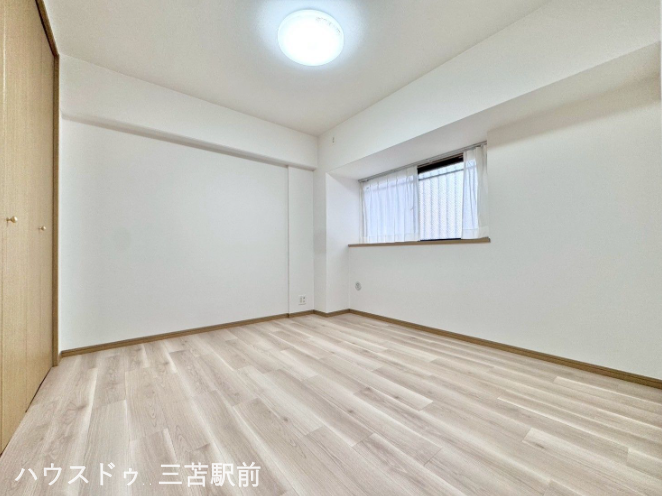 《6.1帖洋室》
出窓が付いておりインテリアなどを飾れ、自分だけのプライベート空間に。主寝室、お子様部屋としても。