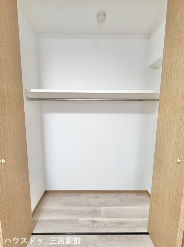 《クローゼット》
クローゼットは枕棚・ハンガーポール付きでお洋服やバッグなどの収納もすっきり。