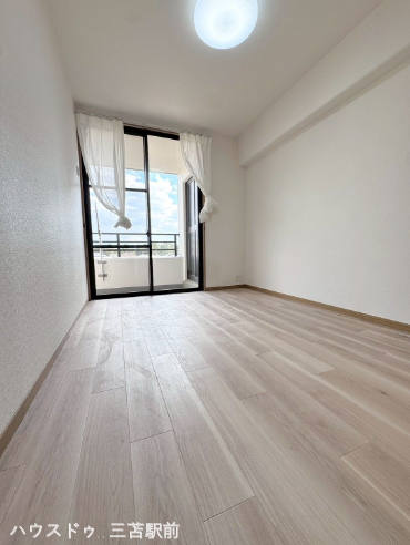 《5.7帖洋室》
バルコニーへとアクセスできる洋室は陽当たり良好☆