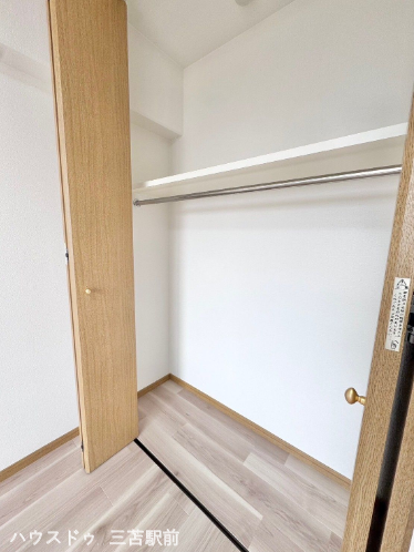 《クローゼット》
クローゼットは枕棚・ハンガーポール付きでお洋服やバッグなどの収納もすっきり。