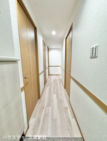 《廊下》
ナチュラルで明るいフローリングカラー。室内だけでなく廊下も明るい印象です。