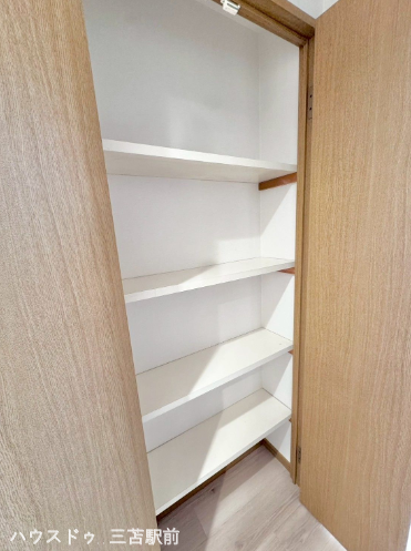 《廊下収納》
便利な廊下収納。掃除用品や、ご家族共有で使用する書類などの収納にオススメ♪