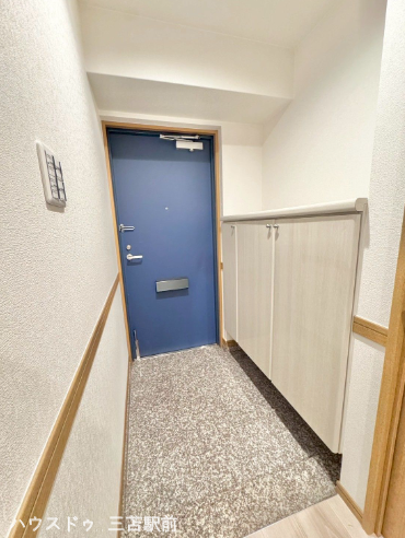 《玄関》
カウンター付きシューズボックス☆シューズボックスは浮かせてあり、靴の出し入れもしやすく玄関のお掃除もしやすいです♪