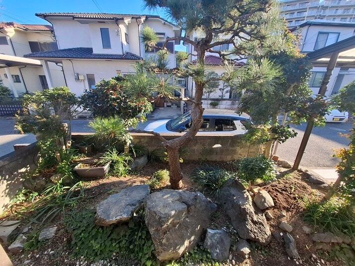 居間の掃き出し窓から見えるお庭です