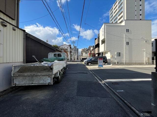 幅員約4.5mの北側前面道路です。西方面への一方通行ということもあり、車の通りも多くなく駐車がしやすいです。
(2025年12月5日撮影)